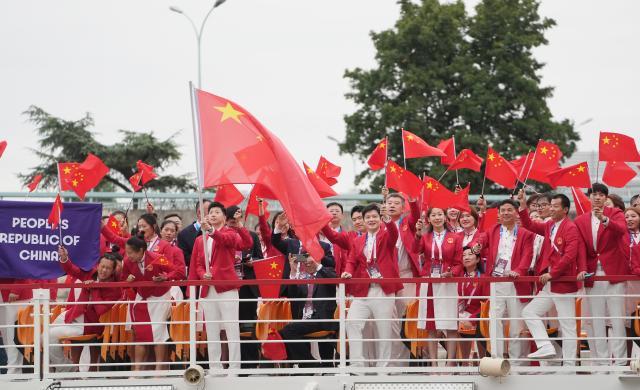 LOL世界赛直播-【图集】中国体育代表团正式亮相 马龙挥舞五星红旗
