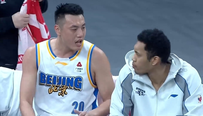 全球总决赛-你可是北京顶薪球员！范子铭4中0得0分 多次在场隐身遭球迷热议|篮板球|周琦|许利民|上海男篮|赵睿_新浪体育_新浪新闻