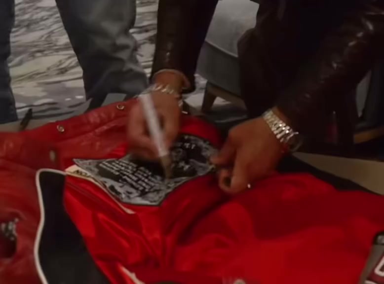 时装设计师Jeff Hamilton送杨瀚森专属夹克 库里和利拉德也收到过